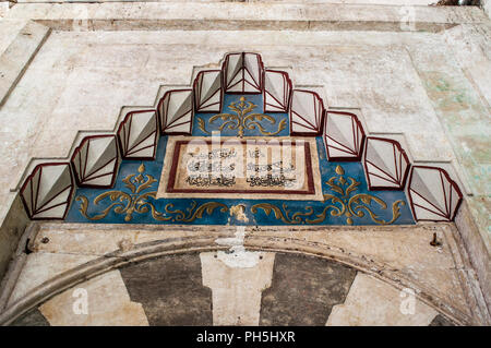 Bosnien: architektonische Details der Innenausstattung des Koski Mehmed Pascha Moschee, die zweitgrößte Moschee in Mostar, Beispiel der osmanischen Architektur Stockfoto