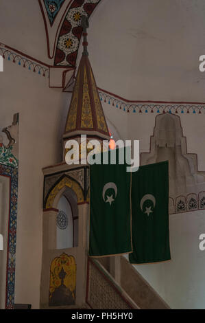 Bosnien: architektonische Details der Innenausstattung des Koski Mehmed Pascha Moschee, die zweitgrößte Moschee in Mostar, Beispiel der osmanischen Architektur Stockfoto