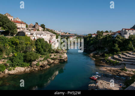 Bosnien: jollen schwimmend auf dem grünen Wasser des Flusses Neretva in Mostar, Stadt, benannt nach der Brücke Pfleger (mostari), die die Stari Most bewacht Stockfoto