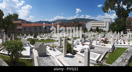 Bosnien: er Märtyrer Friedhof von Gebäuden in den 90er Jahren Konflikt auf dem Friedhof in der Nähe Nesuh-aga Vucijakovic Moschee zerstört umgeben Stockfoto