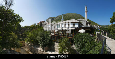 Bosnien: die Skyline der Stadt Mostar, die Stadt der Stari Most (Alte Brücke), mit Blick auf das Minarett der Moschee (dzamija Nezir agina Nezir Aga Moschee) Stockfoto