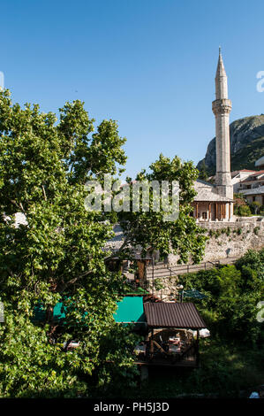 Bosnien: die Skyline der Stadt Mostar, die Stadt der Stari Most (Alte Brücke), mit Blick auf das Minarett der Moschee (dzamija Nezir agina Nezir Aga Moschee) Stockfoto