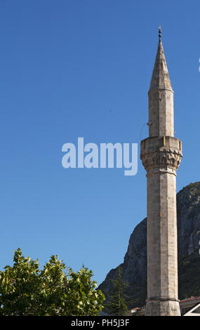 Bosnien: die Skyline der Stadt Mostar, die Stadt der Stari Most (Alte Brücke), mit Blick auf das Minarett der Moschee (dzamija Nezir agina Nezir Aga Moschee) Stockfoto