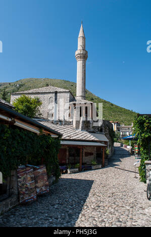 Bosnien: die Skyline der Stadt Mostar, die Stadt der Stari Most (Alte Brücke), mit Blick auf das Minarett der Moschee (dzamija Nezir agina Nezir Aga Moschee) Stockfoto