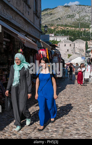 Bosnien: Frauen in den Gassen der Stadt Mostar in der Nähe der Geschäfte der Altstadt benannt nach der Brücke Pfleger (mostari), die die Stari Most bewacht Stockfoto