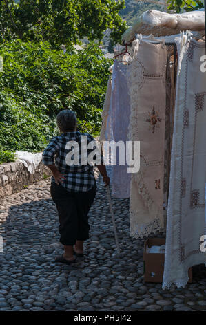 Bosnien: Bosnischer alte Frau verkaufen Fein bestickte Stoffe und Spitzen, erstellt nach der alten Tradition des Balkans in den Gassen der Stadt Mostar Stockfoto