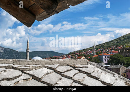 Bosnien: Skyline der Stadt Mostar von den Dächern der Altstadt mit Blick auf die Koski Mehmed Pascha Moschee Beispiel der osmanischen Architektur in 1618 erbaute gesehen Stockfoto