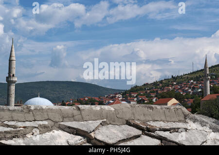 Bosnien: Skyline der Stadt Mostar von den Dächern der Altstadt mit Blick auf die Koski Mehmed Pascha Moschee Beispiel der osmanischen Architektur in 1618 erbaute gesehen Stockfoto