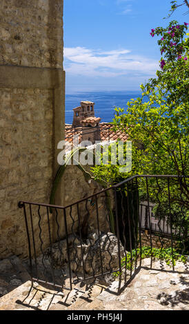 Schmale Gassen und alte steinerne Gebäude im Dorf Eze an der Cote d'Azur im Süden Frankreichs Stockfoto