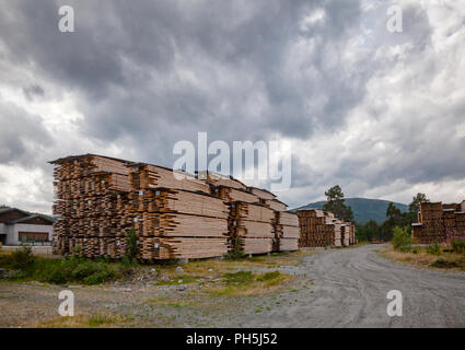 Stapel von Luft trocknen Holzbohlen Feuchtigkeit zu reduzieren - Holz Gewürz in Holzindustrie Stockfoto