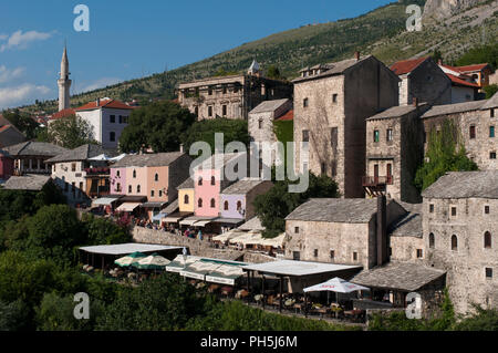 Mostar, Bosnien: die Skyline der Altstadt auf der Neretva mit Blick auf die Paläste und Gebäude der Alten Basar Kujundziluk, berühmte muslimische Viertel Stockfoto