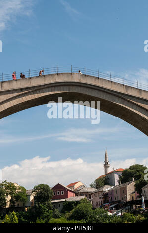 Mostar, Bosnien: Blick auf die Skyline und die Stari Most (Alte Brücke), das 16. Jahrhundert osmanische Brücke 1993 zerstört während der Croat-Bosniak Krieg Stockfoto