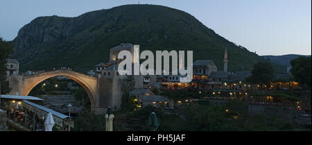 Mostar, Bosnien: die Nacht Skyline der Stari Most (Alte Brücke), 16. Jahrhundert osmanische Brücke, Symbol der Stadt Mostar, die im Jahr 1993 vernichtet Stockfoto