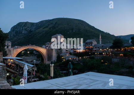 Mostar, Bosnien: die Nacht Skyline der Stari Most (Alte Brücke), 16. Jahrhundert osmanische Brücke, Symbol der Stadt Mostar, die im Jahr 1993 vernichtet Stockfoto