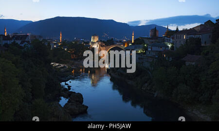 Mostar, Bosnien: die Nacht Skyline der Stari Most (Alte Brücke), 16. Jahrhundert osmanische Brücke, Symbol der Stadt Mostar, die im Jahr 1993 vernichtet Stockfoto