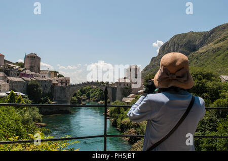 Mostar, Bosnien: ein Tourist, der Bilder der Stari Most (Alte Brücke), das 16. Jahrhundert osmanische Brücke, Symbol der Stadt Mostar, die im Jahr 1993 vernichtet Stockfoto