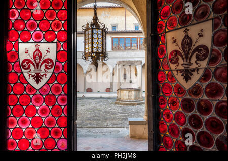 Das Tor zu den Kreuzgang der historischen Abtei von San Michele Arcangelo Passignano in der Gemeinde Tavarnelle Val di Pesa, Provinz Florenz. Stockfoto