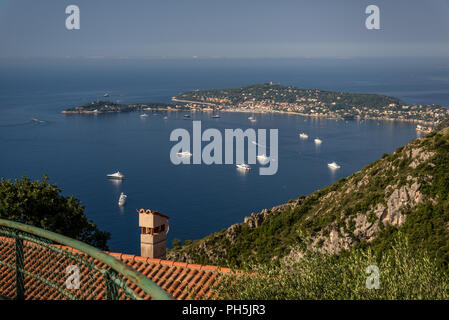 Blick aus dem Dorf Eze über das Mittelmeer in Richtung Cap Ferrat Stockfoto