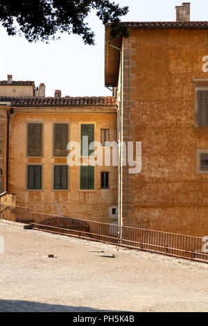 Esplanade an der Rückseite des Piti Palast, von den Boboli-Gärten in Florenz, mit seinen alten Mauern in einem verschlissenen Hellbraun und die Blinds in Grün Stockfoto