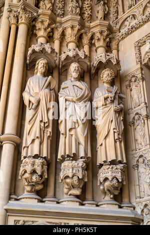 Statuen im westwerk Portal der Gotischen Kathedrale des hl. Stephanus von Metz/Cathédrale Saint-Étienne de Metz, Moselle, Lorraine, Frankreich Stockfoto
