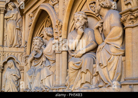 Statuen im westwerk Portal der Gotischen Kathedrale des hl. Stephanus von Metz/Cathédrale Saint-Étienne de Metz, Moselle, Lorraine, Frankreich Stockfoto