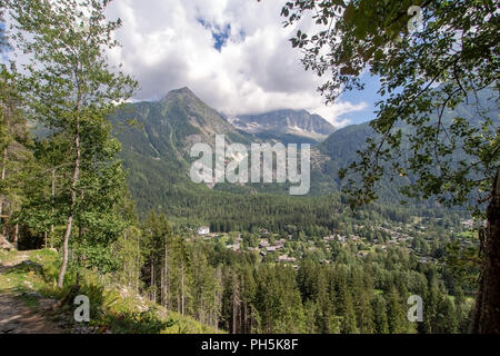 Wandern, Trekking zug Weg in der Nähe von Chamonix Mont Blanc, Haute Savoie, Frankreich im Sommer. Blick über die Stadt vom Petit balcon Sud - der kleine Süden Trail. Stockfoto