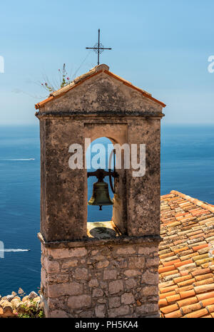 Glockenturm der Chapelle de la Sainte Croix (der Weißen Büßer) im Dorf Eze an der Cote d'Azur Stockfoto