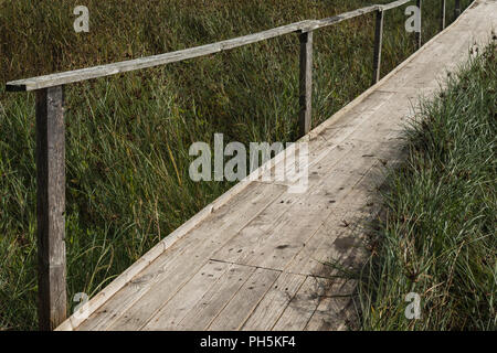 Rustikale hausgemachte Holzsteg, der den sicheren Zugriff auf die Anlegestelle für Boote bei Skippool Creek auf dem Fluss Wyre in Lancashire, England, Großbritannien Stockfoto