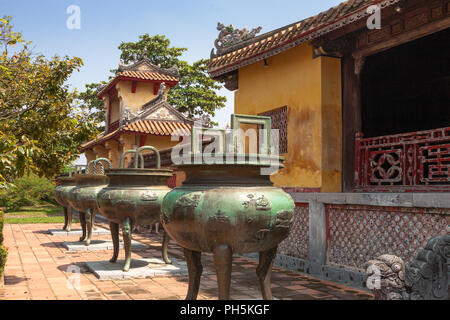 Vier der neun dynastische Urnen (cửu đỉnh), je eine für die ersten neun Nguyen Kaiser, außerhalb der Hien Lam Pavillon, Imperial City, Hue, Vietnam Stockfoto