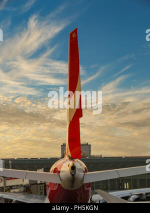 Schwanzflosse eines Qantas Airbus A380 Super Jumbo Jet am Flughafen London Heathrow. Stockfoto