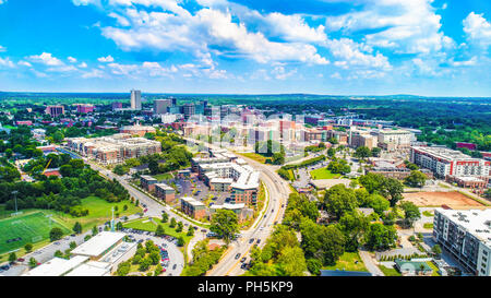 Drone Antenne des Downtown Greenville, South Carolina, SC Skyline Stockfoto