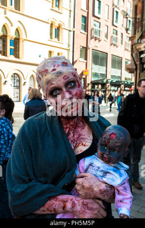 Zombies Belfast Straßen Horror Walking Dead Stockfoto