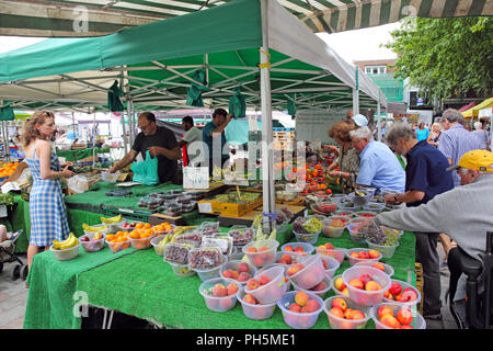 Besetzt Obstmarkt in der Stadt Salisbury, Wiltshire, England, UK. Stockfoto