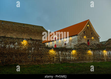 Herrliche Aussicht auf die Festung Iwangorod bei Sonnenuntergang. Stockfoto