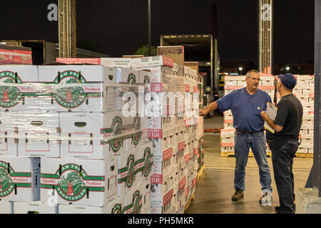 Detroit, Michigan - Obst und Gemüse aus Michigan Landwirte sind verkauft Großhandel an jedem Abend in Detroit die östlichen Markt. Everett Leitz (blaues Hemd) der Stockfoto