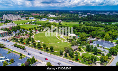 Drone Antenne von Barnett Park und Amphitheater in der Innenstadt von Spartanburg South Carolina SC. Stockfoto