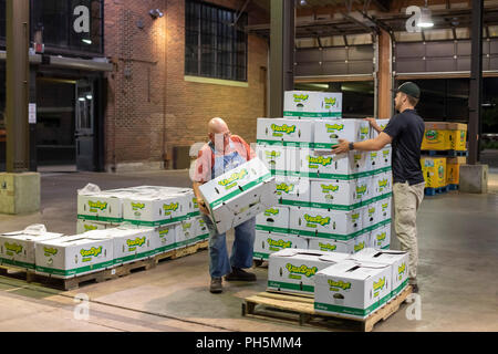 Detroit, Michigan - Obst und Gemüse aus Michigan Landwirte sind verkauft Großhandel an jedem Abend in Detroit die östlichen Markt. Stockfoto