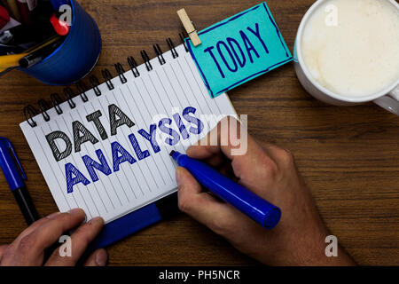 Text zeichen mit den Daten für die Analyse. Konzeptionelle foto Translate zahlen Analytische Schlussfolgerung Prognose Mann mit Marker notebook clothespin erinnern Stockfoto