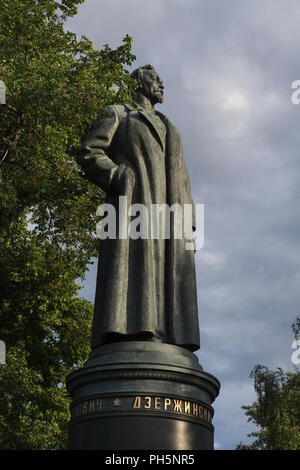 Denkmal der Bolschewistischen revolutionären Felix Dserschinski, genannt der Eiserne Felix, entworfen von sowjetischen Bildhauer Jewgeni Wutetschitsch (1958) auf Anzeige im Muzeon gefallenen Monument Park in Moskau, Russland. Das Denkmal für den Gründer der Sowjetischen Geheimpolizei Tscheka, später bekannt als der NKWD und KGB, 1958 in der Lubjanka Platz in Moskau vorgestellt wurde und nach dem Fall der Sowjetunion Putschversuch im August 1991 abgerissen. Stockfoto