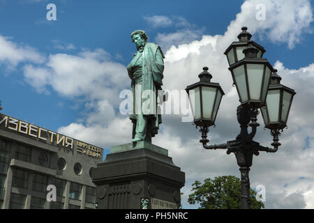 Denkmal für russische Dichter Alexander Puschkin von russischen Bildhauer Alexander Opekuschin (1880) in Puschkinplatz entfernt in Moskau, Russland. Stockfoto