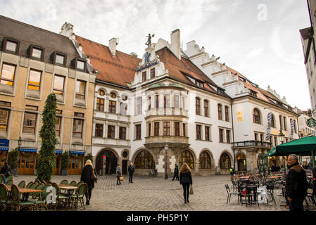 Plazel öffentlicher Platz in München mit historischem Hofbräuhaus am Platzl. Stockfoto