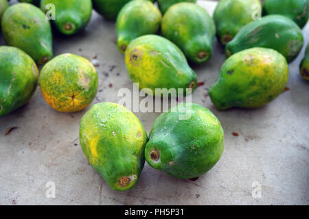 Frische Papayas an einer Straße stehen in Maui, Hawaii Stockfoto