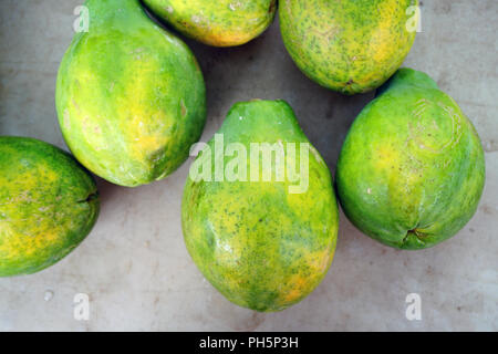 Frische Papayas an einer Straße stehen in Maui, Hawaii Stockfoto