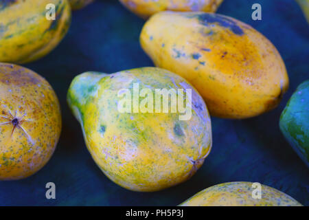 Frische Papayas an einer Straße stehen in Maui, Hawaii Stockfoto