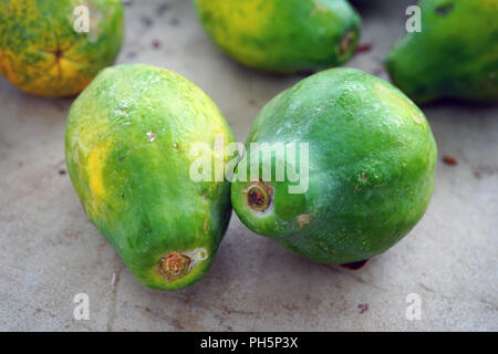 Frische Papayas an einer Straße stehen in Maui, Hawaii Stockfoto