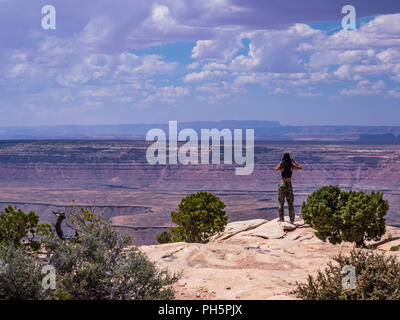 Junge Frau Fotos der Blick von muley Point auf der Moki Dugway in der Nähe von Bluff, Utah. Stockfoto