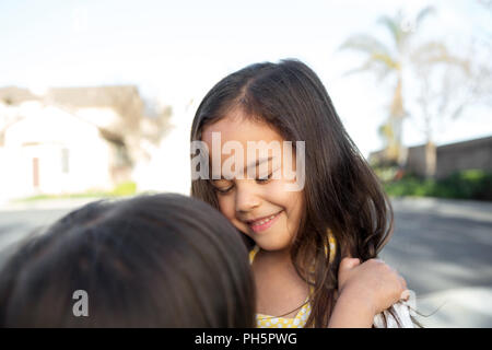 Niedliche kleine Mädchen umarmt. Schwestern und Freundinnen. Stockfoto