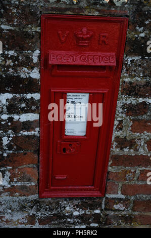 Viktorianischer Briefkasten in der friedhofsmauer Allerheiligen Kirche, St. Paul's Walden, Hertfordshire. Stockfoto