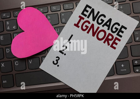 Handschrift Text einrücken Ignorieren. Begriff Sinne leise Behandlung Manipulative Strafe Schmollen meiden Papier Romantische schöne Nachricht Herzen Tastatur Stockfoto