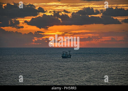 Öltanker in der Nähe von Port Everglades in Fort Lauderdale, Florida, USA bei Sonnenaufgang. Stockfoto